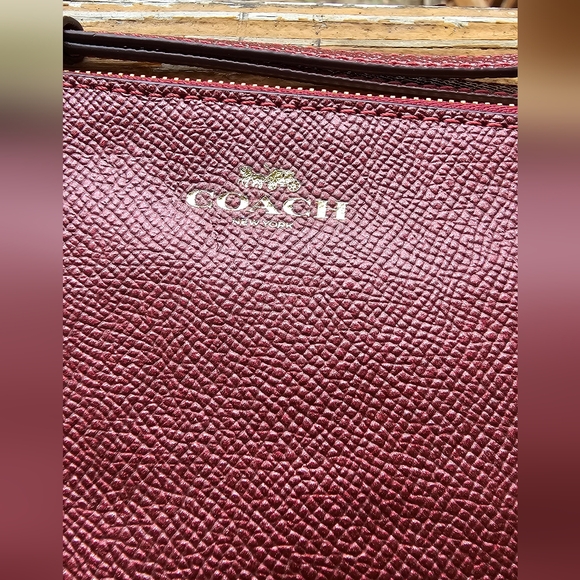 Coach Metallic Cherry Leather wristlet New without tags - Picture 4 of 16